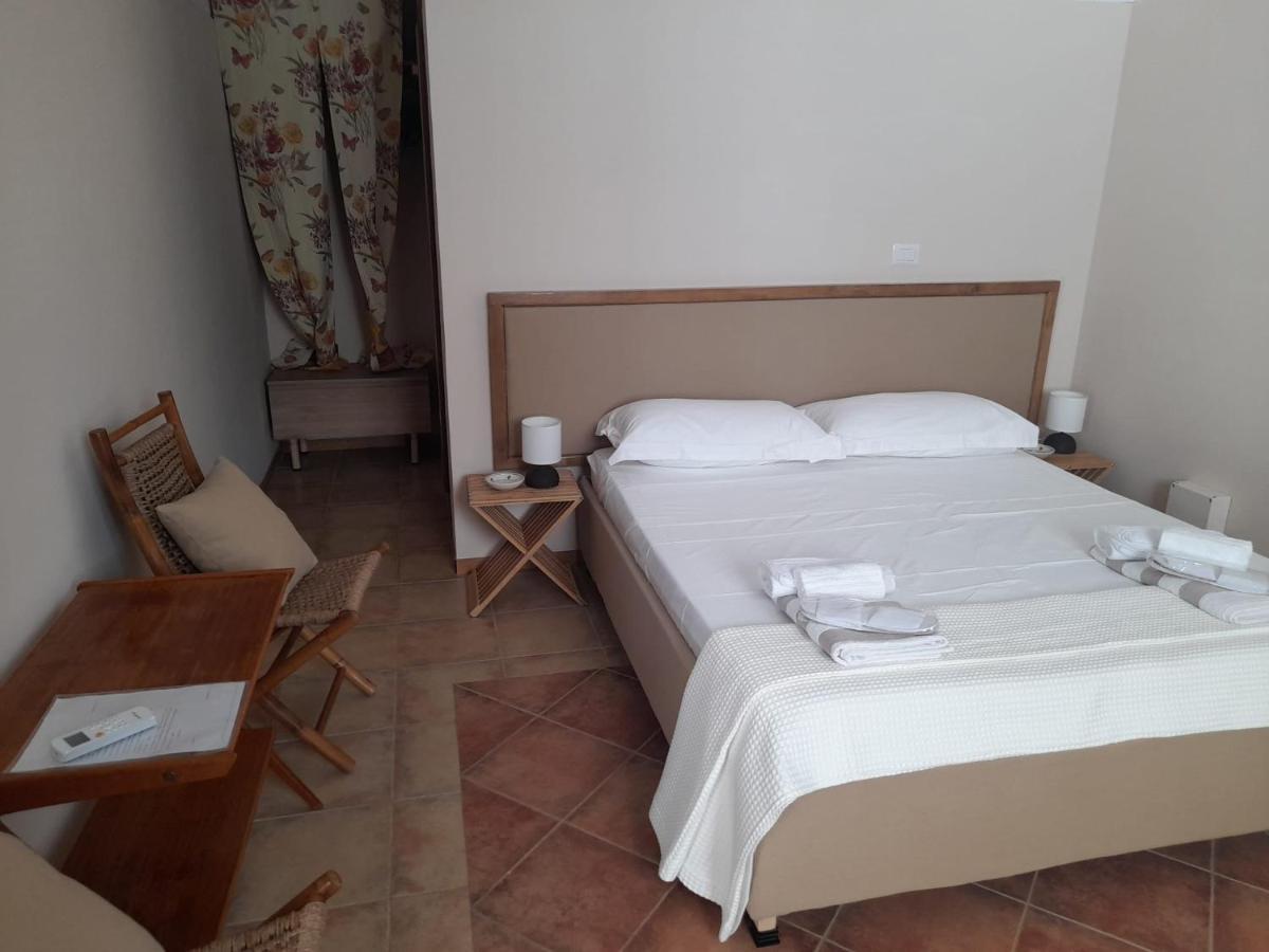 Cottage La Roccia Merine Exterior foto